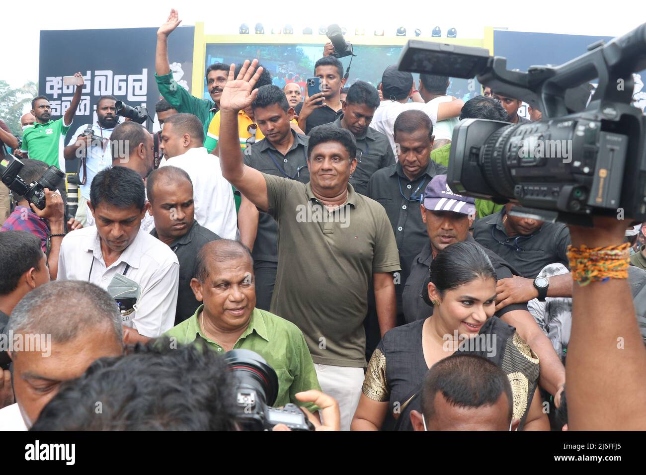 Colombo, Sri Lanka. 01.. Mai 2022. Die Hauptopposition Sri Lankas und der Führer von Samagi Jana Balaugaya, Sajith Premadasa, nehmen am 1. Mai 2022 an einer Kundgebung zum 1. Mai in Colombo Teil. (Foto: Saman Abesiriwardana/Pacific Press) Quelle: Pacific Press Media Production Corp./Alamy Live News Stockfoto