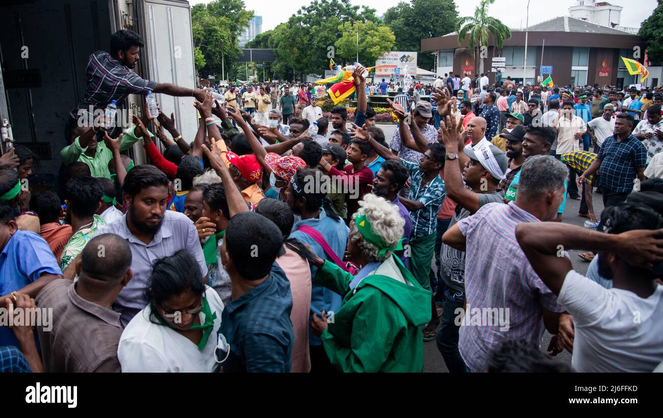 Colombo, Sri Lanka. 01.. Mai 2022. Ein Anhänger der wichtigsten Opposition Sri Lankas, Samagi Jana Balaugaya, verteilt die Wasserflasche während der Kundgebung am 1. Mai 2022 in Colombo. (Foto von Vimukthy Embuldeniya/Pacific Press) Quelle: Pacific Press Media Production Corp./Alamy Live News Stockfoto