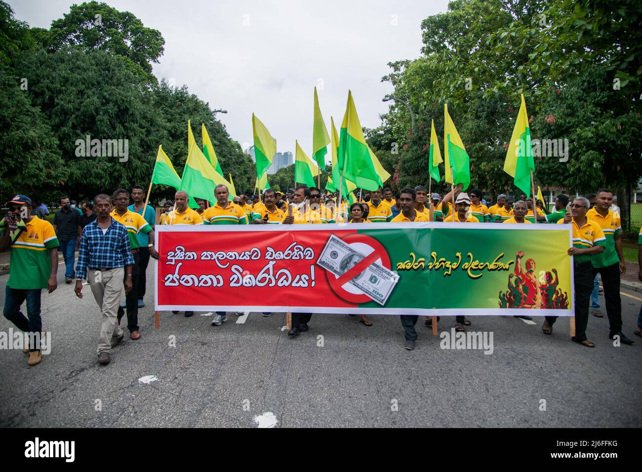 Colombo, Sri Lanka. 01.. Mai 2022. Aktivisten und Anhänger der wichtigsten oppositionellen Samagi Jana Balaugaya-Partei Sri Lankas nehmen am 1. Mai 2022 an einer Kundgebung zum 1. Mai in Colombo Teil. (Foto von Vimukthy Embuldeniya/Pacific Press) Quelle: Pacific Press Media Production Corp./Alamy Live News Stockfoto