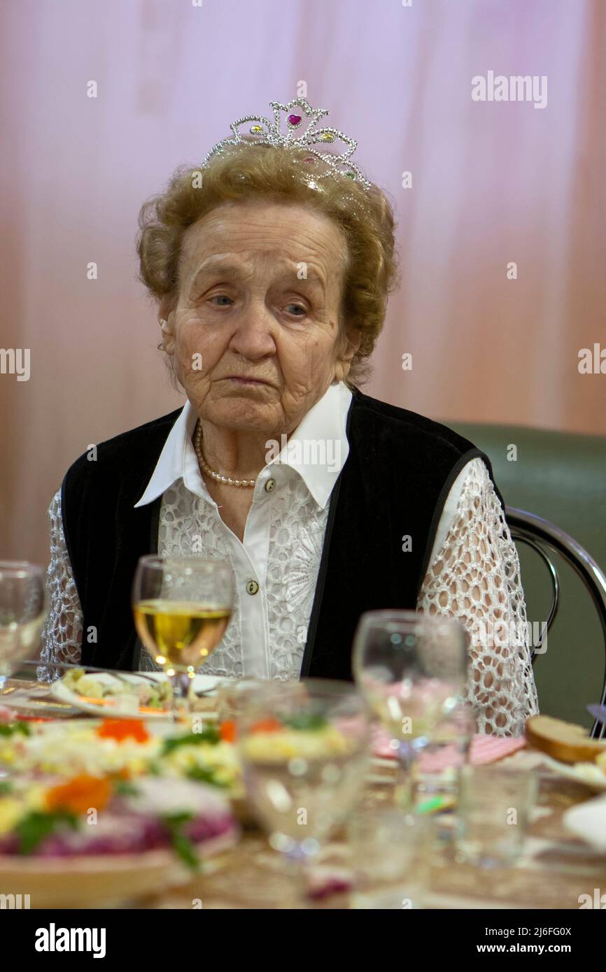 Porträt einer traurigen älteren Frau während einer Jubiläumsfeier. Stockfoto