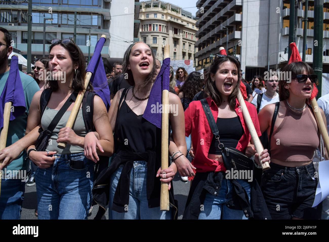 Athen, Griechenland. 01.. Mai 2022. Frauen marschieren während der Kundgebung auf dem Syntagma-Platz zum Internationalen Arbeitertag mit Stöcken und Fahnen. Tausende griechischer Arbeiter gingen auf die Straße, um den Internationalen Tag der Arbeit zu feiern und gegen hohe Preise und Energiekosten zu protestieren, die die Haushalte quälen, da der Konflikt in der Ukraine den europäischen Volkswirtschaften ihren Tribut fordert. (Foto: Dimitris Aspiotis/Pacific Press) Quelle: Pacific Press Media Production Corp./Alamy Live News Stockfoto