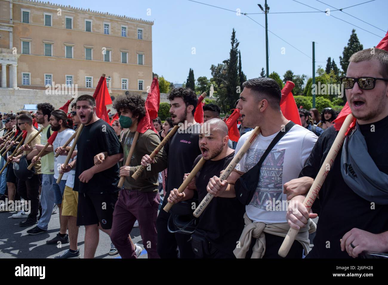 Athen, Griechenland. 01.. Mai 2022. Demonstranten marschieren während der Kundgebung auf dem Syntagma-Platz zum Internationalen Arbeitertag mit Fahnen und Stöcken. Tausende griechischer Arbeiter gingen auf die Straße, um den Internationalen Tag der Arbeit zu feiern und gegen hohe Preise und Energiekosten zu protestieren, die die Haushalte quälen, da der Konflikt in der Ukraine den europäischen Volkswirtschaften ihren Tribut fordert. (Foto: Dimitris Aspiotis/Pacific Press) Quelle: Pacific Press Media Production Corp./Alamy Live News Stockfoto