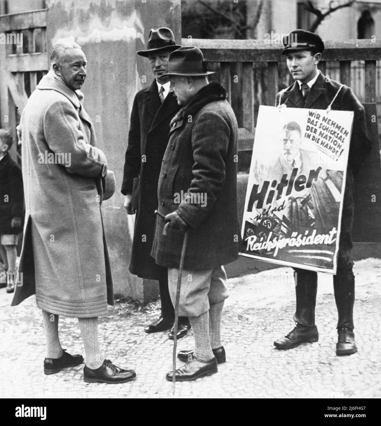 WILHELM Deutscher Kronprinz (1882-1951) mit Hitlers Sympathisanten während der Präsidentschaftswahlen 1932 Stockfoto
