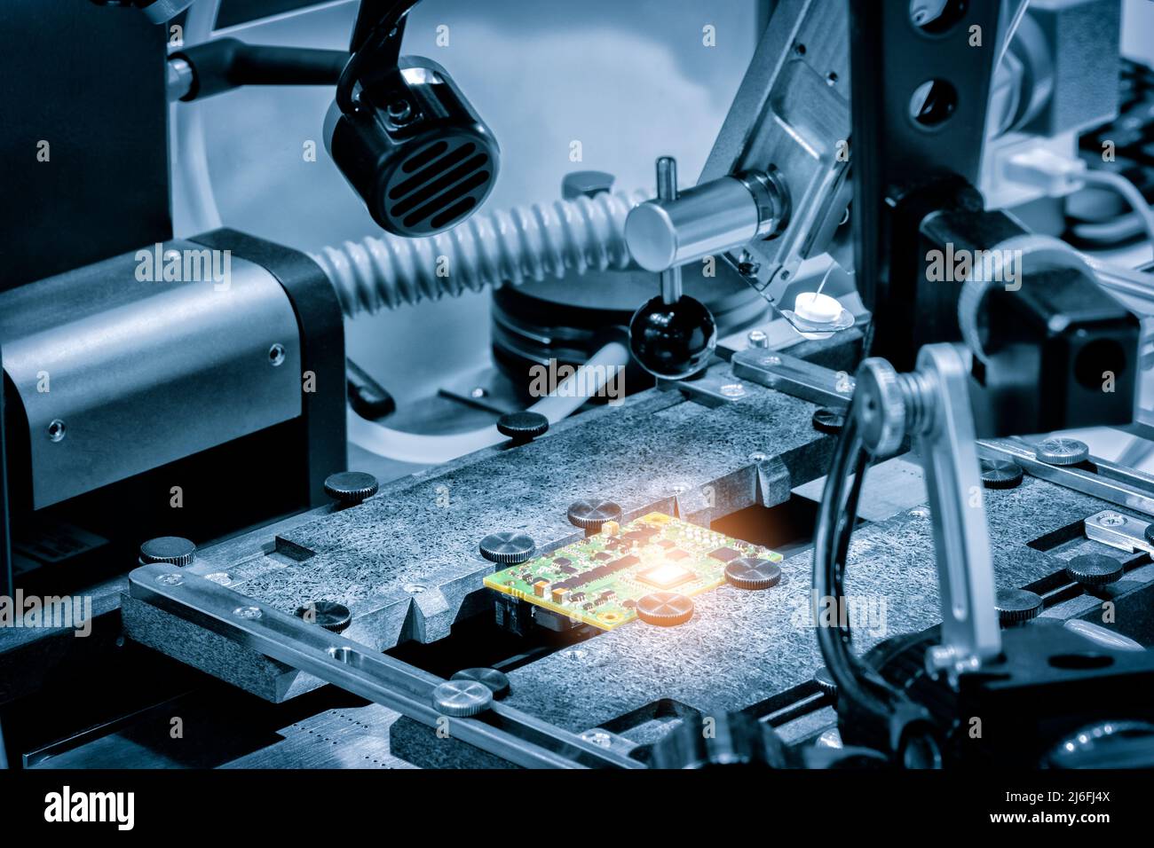 Chip-Testgeräte. Herstellung von Mikrochips. Eine Nahaufnahme einer Testprobe eines Transistorchips unter einem Mikroskop im Labor. Automatisch Stockfoto