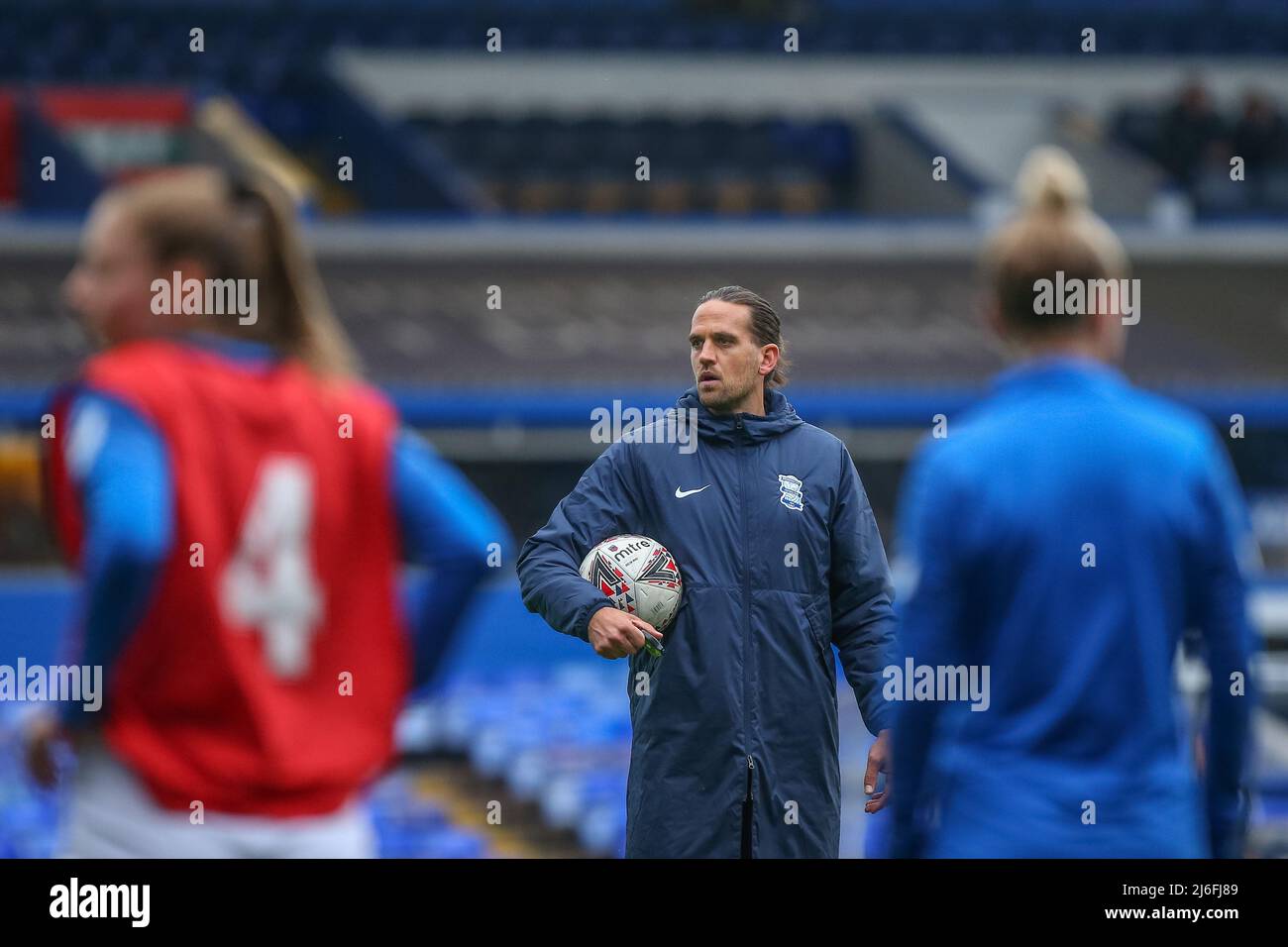 Darren Carter Manager von Birmingham City Women führt die Aufwärmphase seiner Teams an Stockfoto