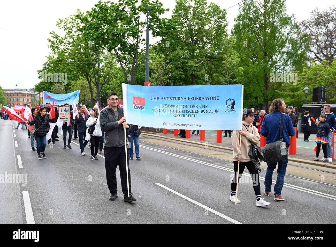 Wien, Österreich. 1. Mai 2022 Mai-Rallye der SPÖ in Wien am Rathausplatz. Am Sonntag, dem 1. Mai 2022, lädt die SPÖ Wien nach einer zweijährigen Pause aufgrund der Pandemie erneut zur traditionellen Mai-Parade auf dem Wiener Rathausplatz ein, unter dem Motto "entschlossen den Weg Wiens gehen". Das Bild zeigt Banner der Republikanischen Volkspartei KWK Stockfoto