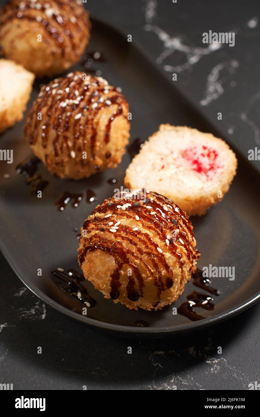 Reiskroketten mit Tiger-Garnelen. Käsecreme, Tobiko-Kaviar, Riesengarnelen. Frittiert. Sushi-Menü. Nahaufnahme, Vertikale Draufsicht von oben Stockfoto