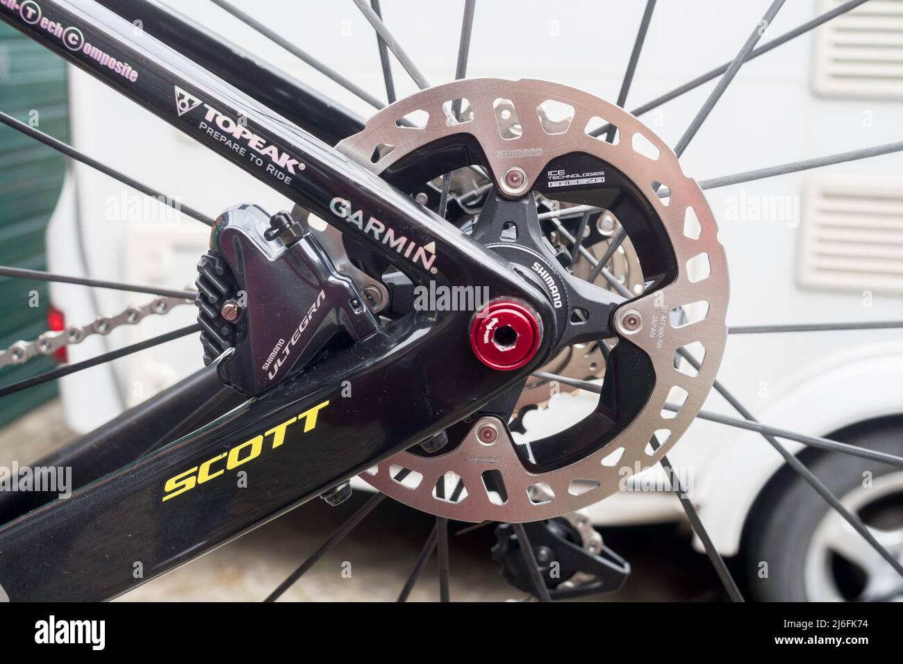Shimano Ultegra hydraulische Scheibenbremse hinten auf einem Rennrad. Stockfoto