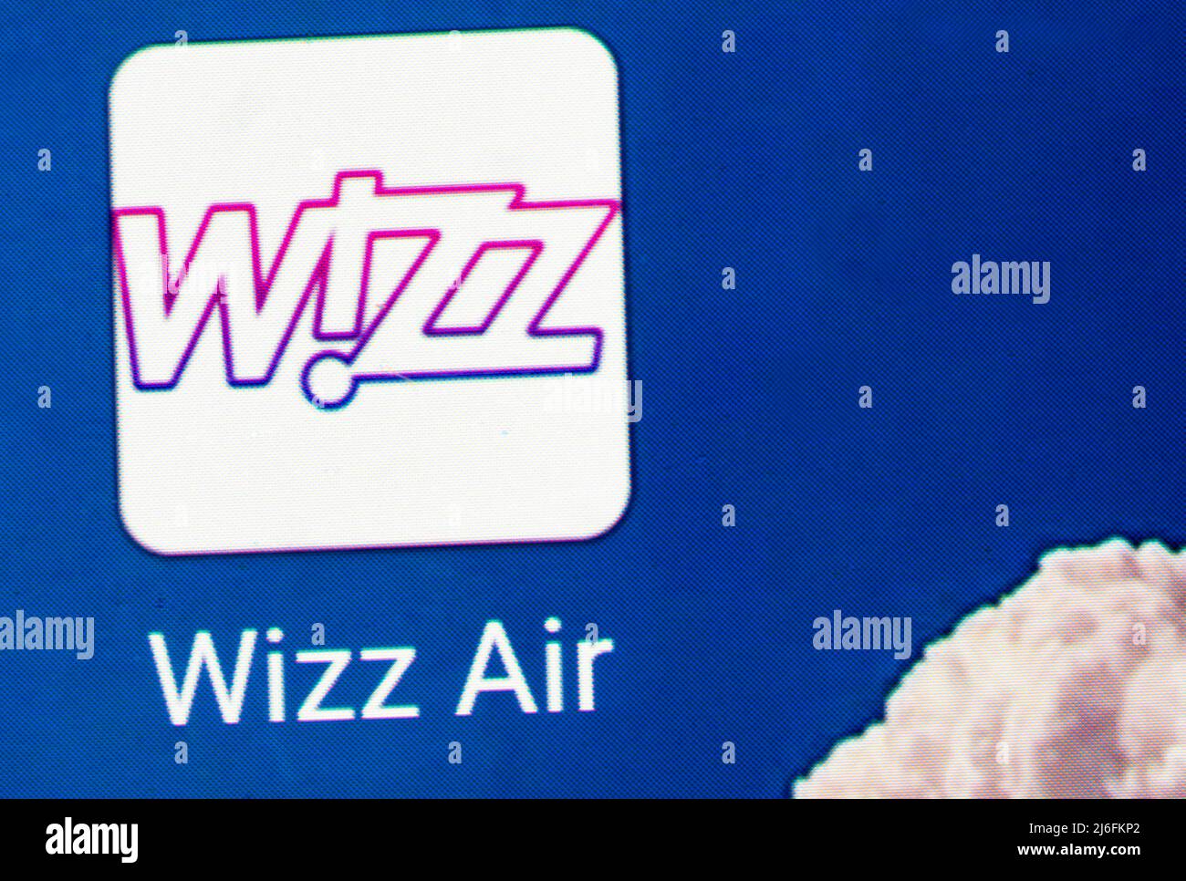 In dieser Abbildung wird das Wizz Air-Logo auf einem Smartphone-Bildschirm angezeigt. Stockfoto