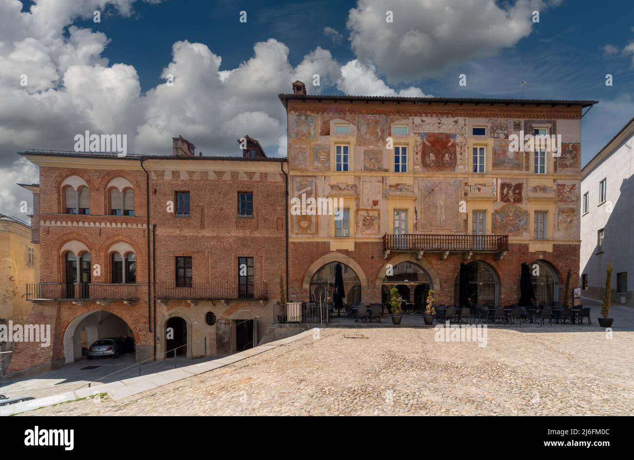 Mondovì, Italia - 29 aprile 2022: Antichi edifici medievali con bifore con facciate in mattoni affrescati in Piazza Maggiore nell'antico quartiere di Stockfoto