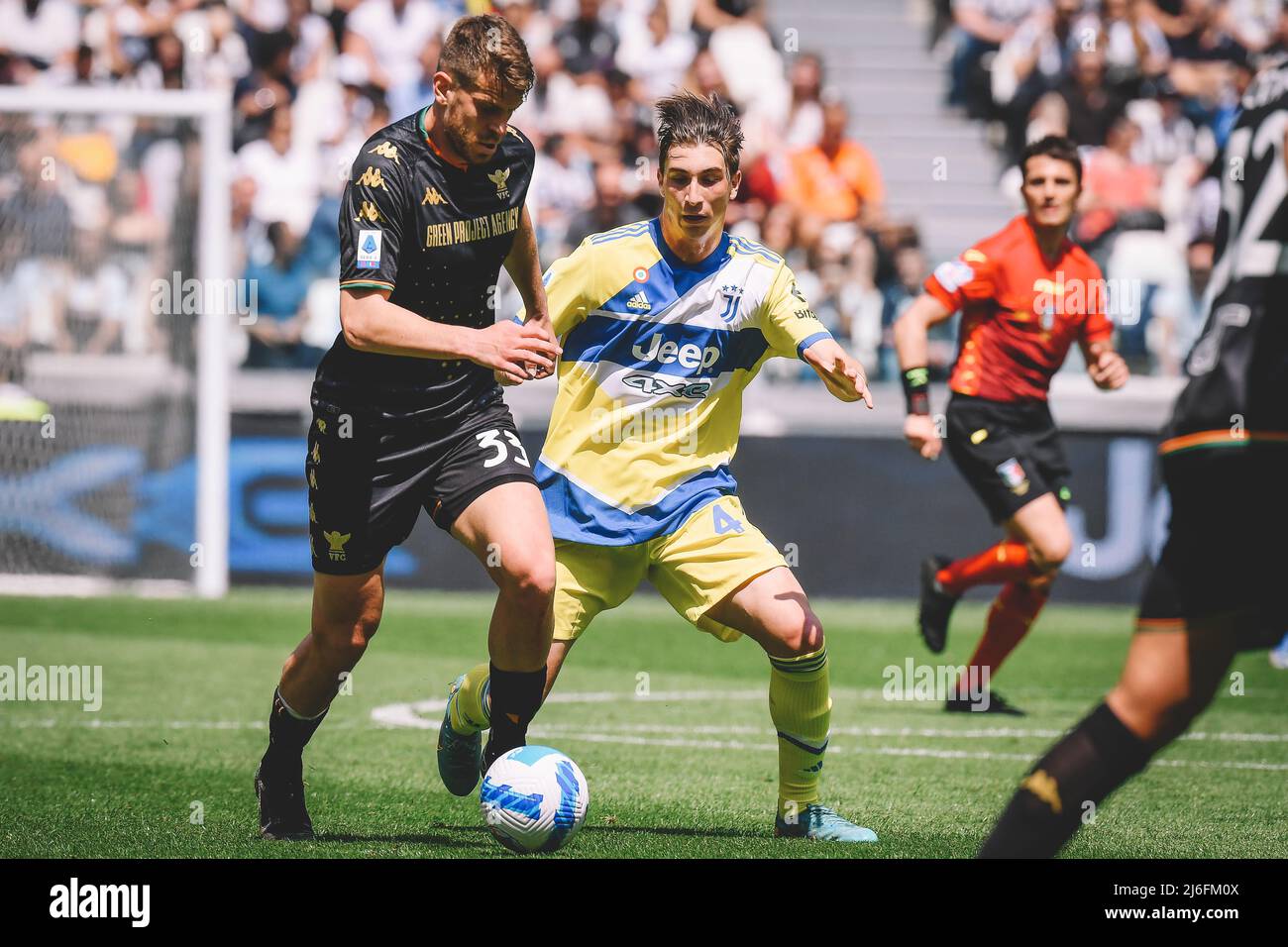 Domen Crnigoj vom FC Venezia und Fabio Miretti vom FC Juventus treten im Juventus-Stadion in Turin (Italien) im Mai 1. 2022 im Fußballspiel Serie A 2021/2022 zwischen dem FC Juventus und dem FC Venezia um den Ball an. Photo FT/Insidefoto Stockfoto