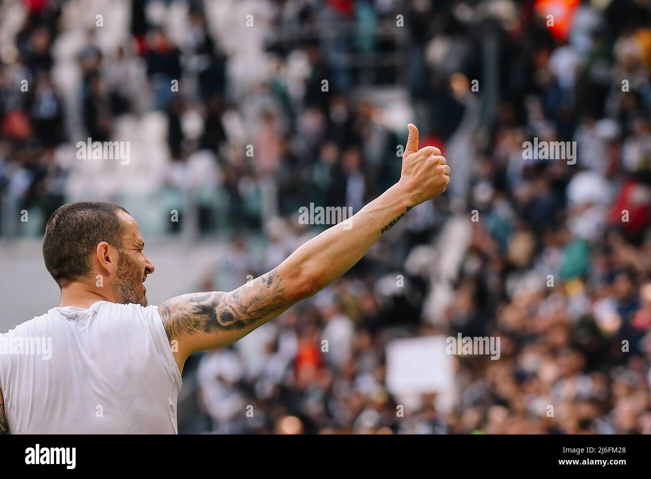 Leonardo Bonucci von Juventus FC feiert am Ende der Serie Ein Fußballspiel 2021/2022 zwischen dem FC Juventus und dem FC Venezia im Juventus-Stadion in Turin (Italien), Mai 1. 2022. Photo FT/Insidefoto Stockfoto