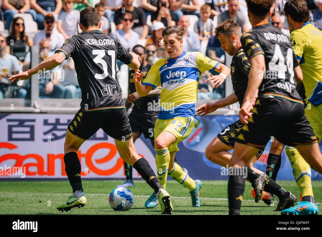 Mattia Caldara vom FC Venezia, Fabio Miretti vom FC Juventus und Domen Crnigoj vom FC Venezia treten im Juventus-Stadion in Turin (Italien) im Mai 1. 2022 beim Fußballspiel der Serie A 2021/2022 zwischen dem FC Juventus und dem FC Venezia um den Ball an. Photo FT/Insidefoto Stockfoto