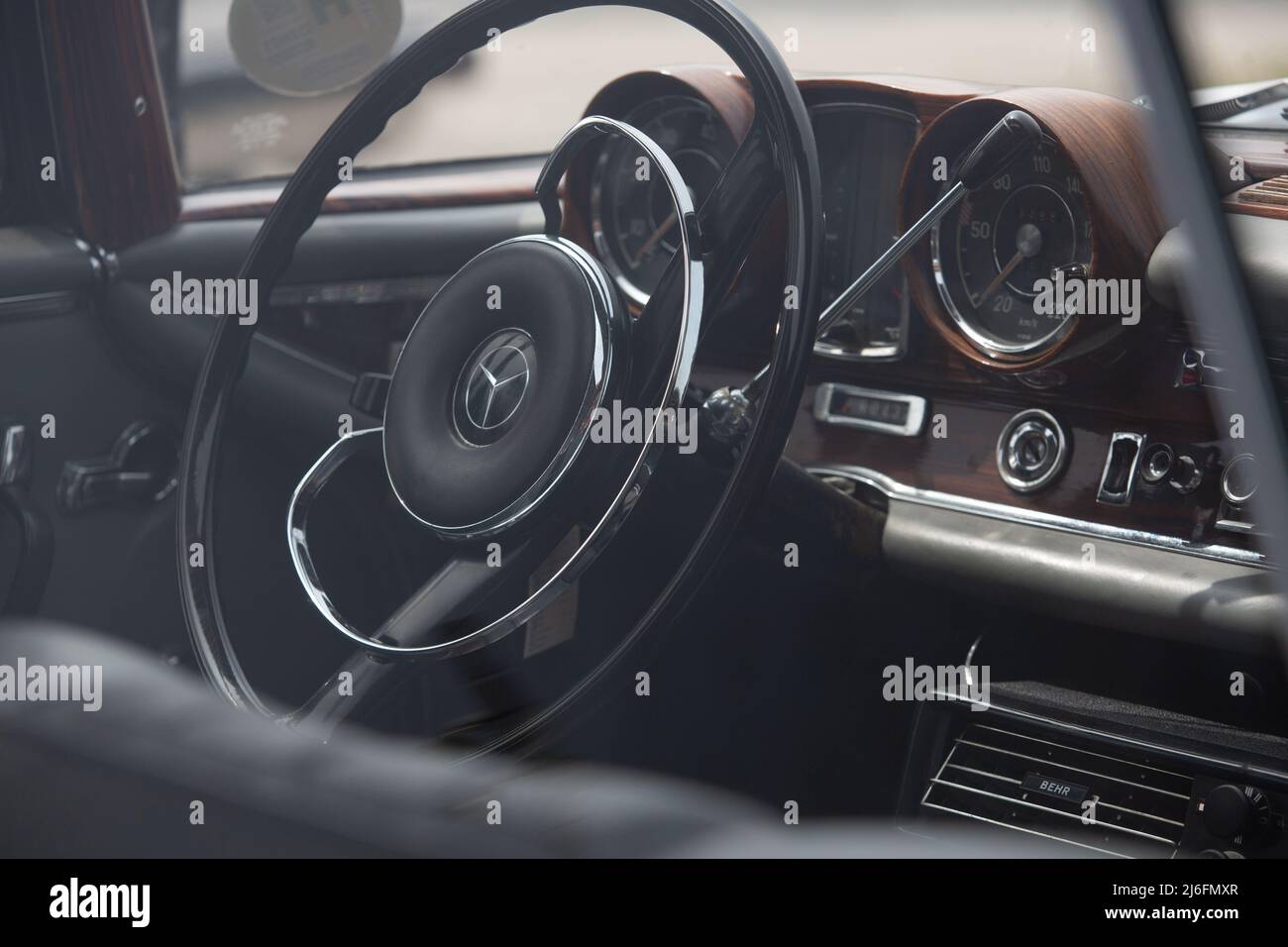 Bilbao, 30. April 2022: Mercedes 250 SE Automatic vom 60s in Metallic-Blau, während einer Ausstellung von Oldtimern in den Straßen von Bilbao. Stockfoto