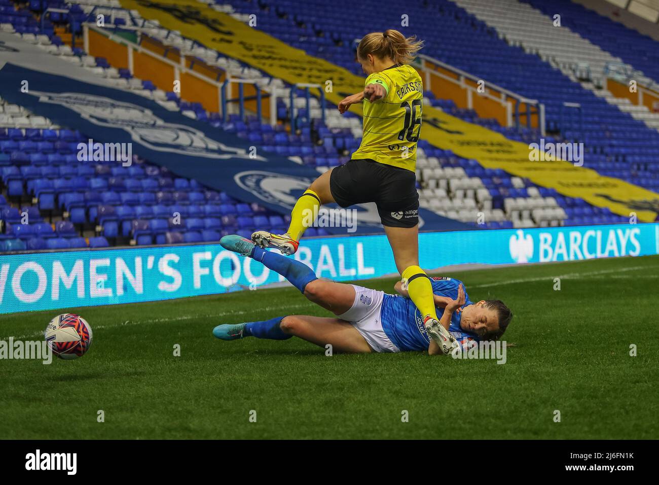 Harriet Scott #3 von Birmingham City Women greift Magdalena Eriksson #16 von Chelsea Women in Birmingham, Großbritannien am 5/1/2022 an. (Foto von Gareth Evans/News Images/Sipa USA) Stockfoto