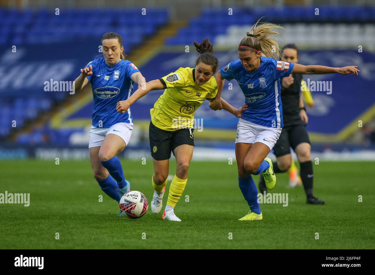 Jessie Fleming #17 of Chelsea Women hält Harriet Scott #3 of Birmingham City Women und Jamie Finn #14 of Birmingham City Women in Birmingham, Großbritannien am 5/1/2022. (Foto von Gareth Evans/News Images/Sipa USA) Stockfoto