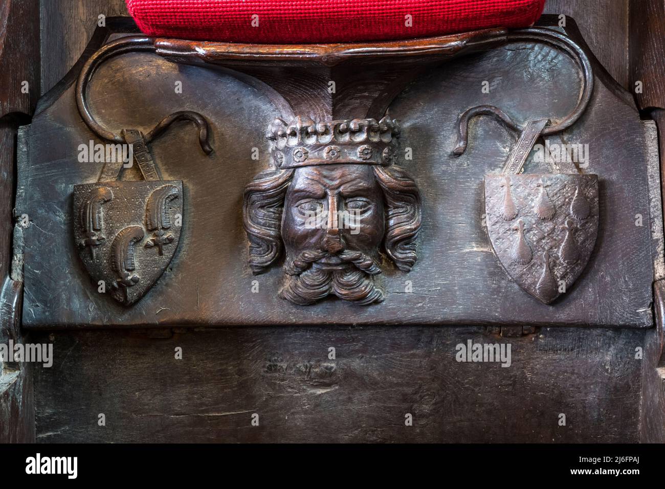 Misericord aus dem 14.. Jahrhundert in der St. Margaret's Church, King's Lynn. Mit Schnitzereien des Kopfes von Edward dem Schwarzen Prinzen. Stockfoto