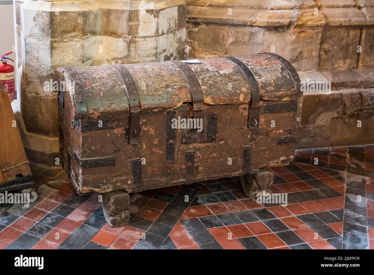 C15. Holzkiefer-Danzig-Truhe oder Hanseatic-Truhe in Lynn Minster oder St. Margaret's Church, King's Lynn. Stockfoto