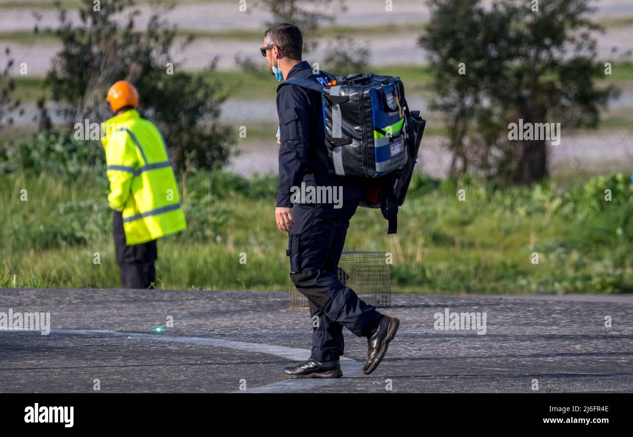 Der Krankenwagen transportiert schwer kranke Patienten vom Eastbourne Hospital in eine entsprechend ausgestattete medizinische Einrichtung. Stockfoto