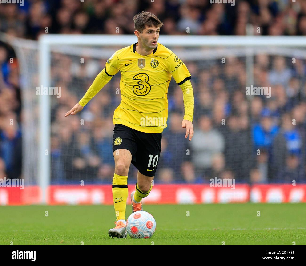 Christian Pulisic #10 von Chelsea läuft mit dem Ball Stockfoto