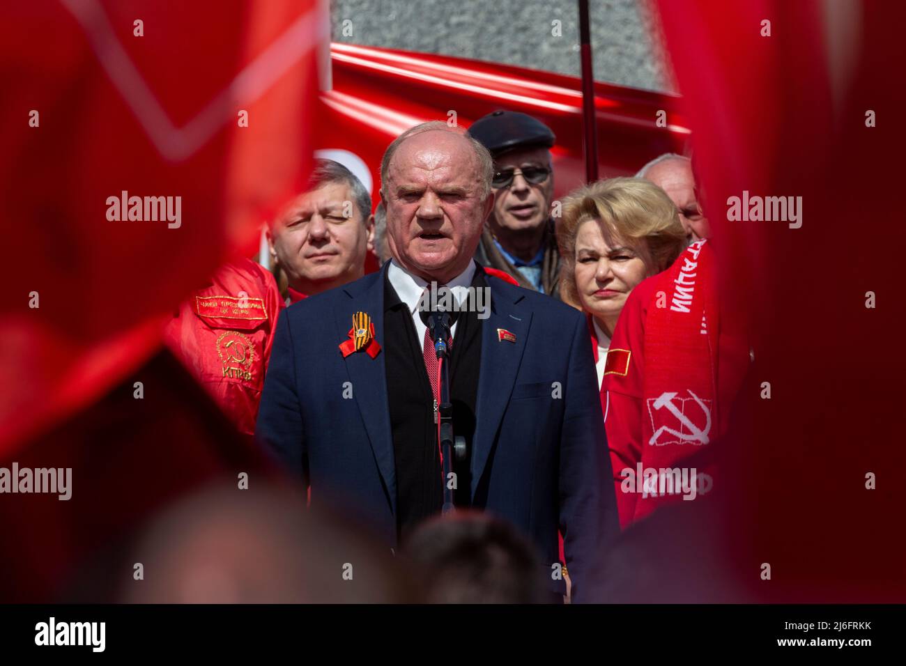 Moskau, Russland. 1.. Mai 2022. Gennadi Sjuganov (C), der Vorsitzende der Kommunistischen Partei Russlands, nimmt an einer Kundgebung zum Internationalen Arbeitertag Teil, die von der Kommunistischen Partei Russlands auf dem Teatralnaja-Platz im Zentrum von Moskau, Russland, abgehalten wird Stockfoto