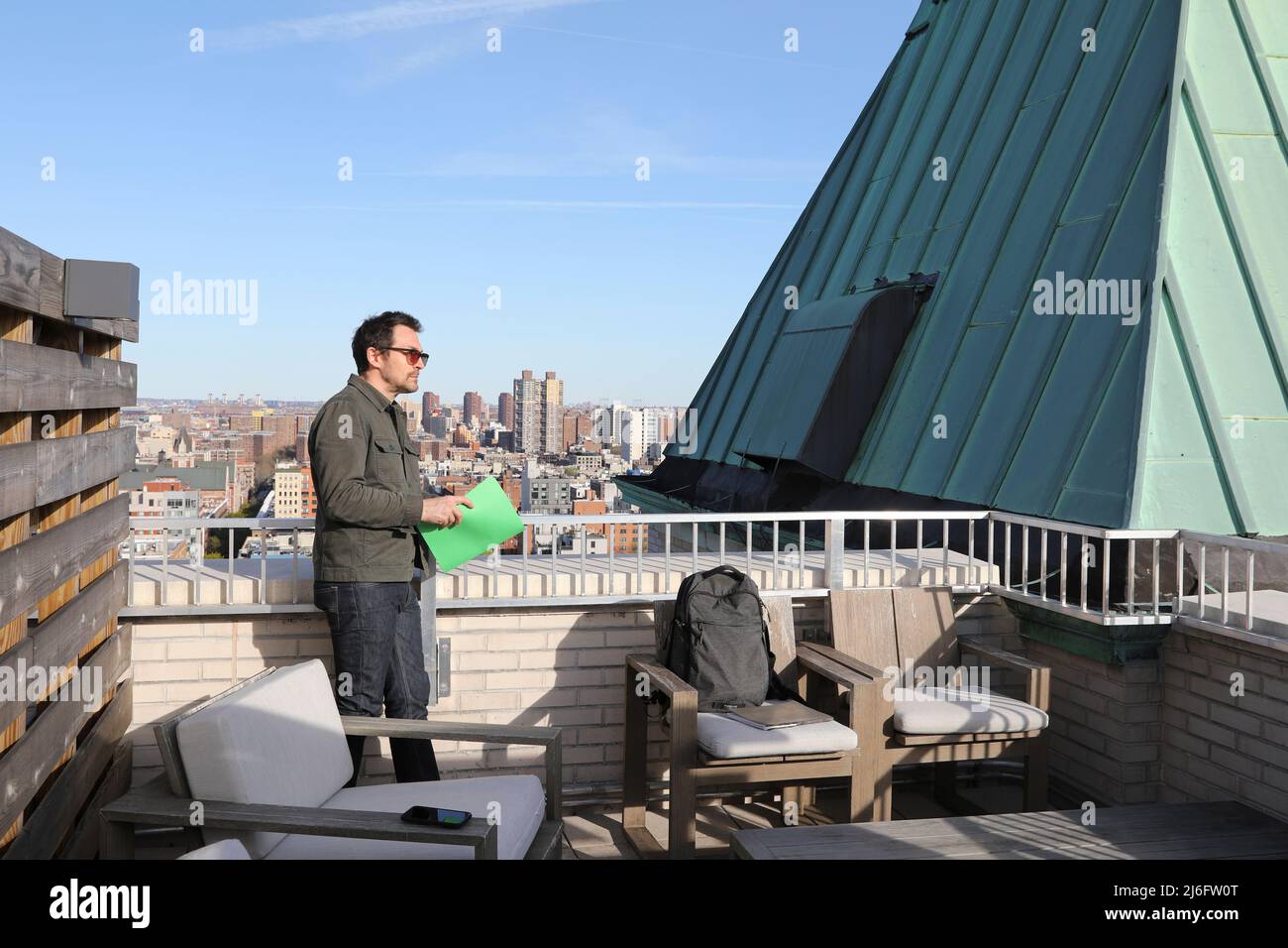 Mann, der im Freien ein Mobiltelefon verwendet, um Remote-Arbeit zu erledigen Stockfoto