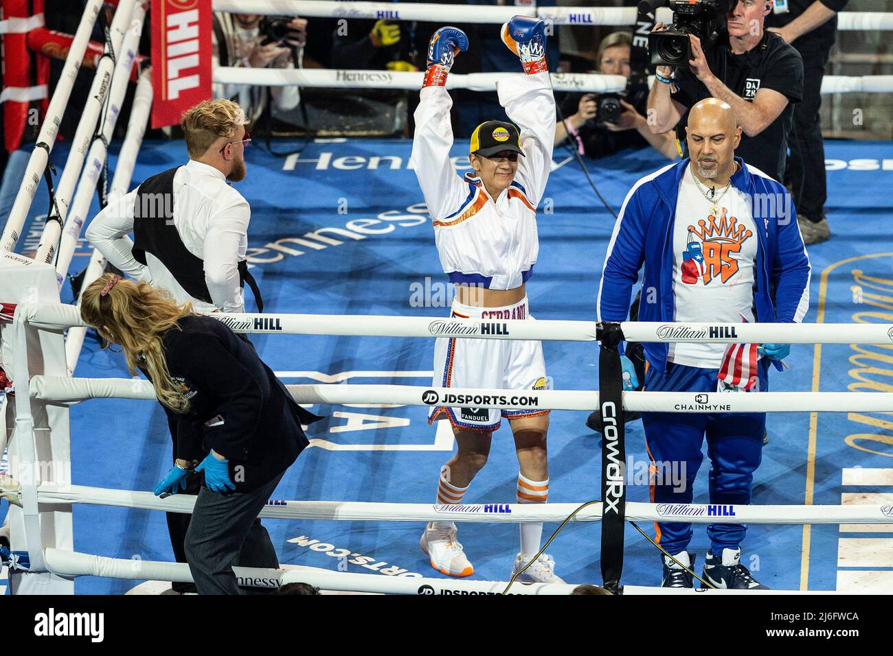 New York, USA. 30. April 2022, New York, New York, USA: Amanda Serrano tritt in die Arena ein, um Katie Taylor um die unangefochtene Leichtbau-Weltmeisterschaft bei der MSG zu kämpfen. Katie Taylor gewann durch eine getrennte Entscheidung der Richter. (Bild: © Lev Radin/Pacific Press via ZUMA Press Wire) Bild: ZUMA Press, Inc./Alamy Live News Stockfoto