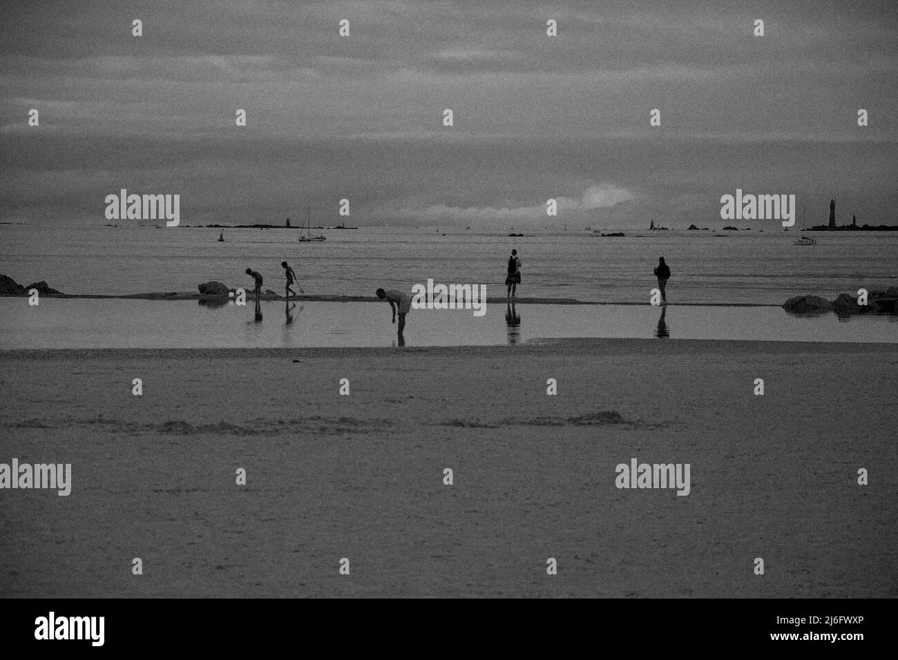 menschen am Stadtstrand von St. Malo Stockfoto