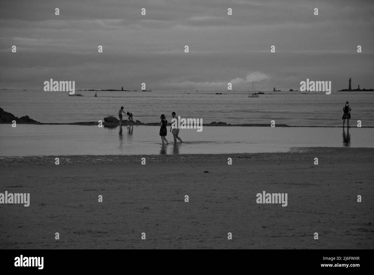 menschen am Stadtstrand von St. Malo Stockfoto