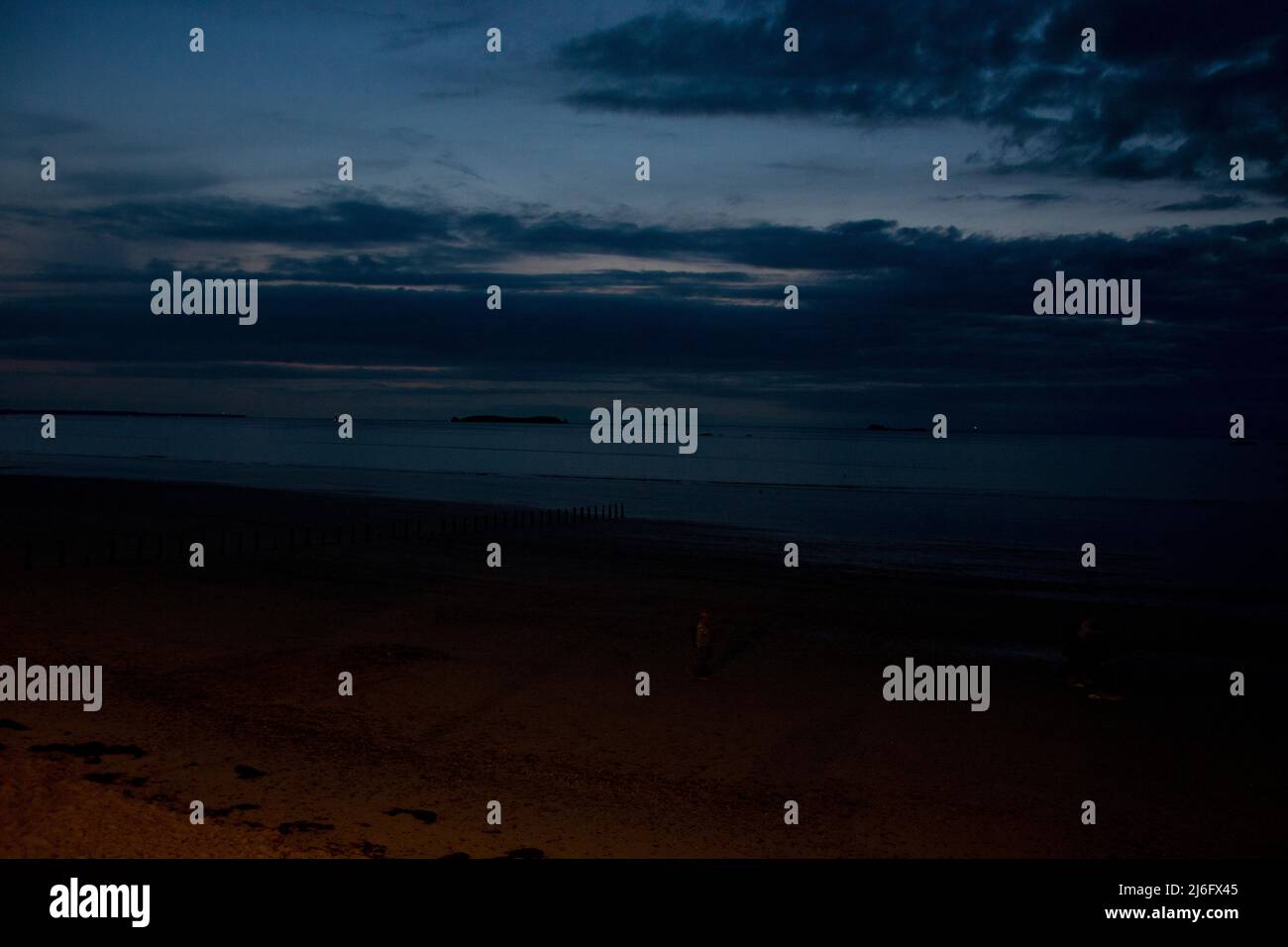 Die Nacht fällt über den Stadtstrand von St. Malo Stockfoto