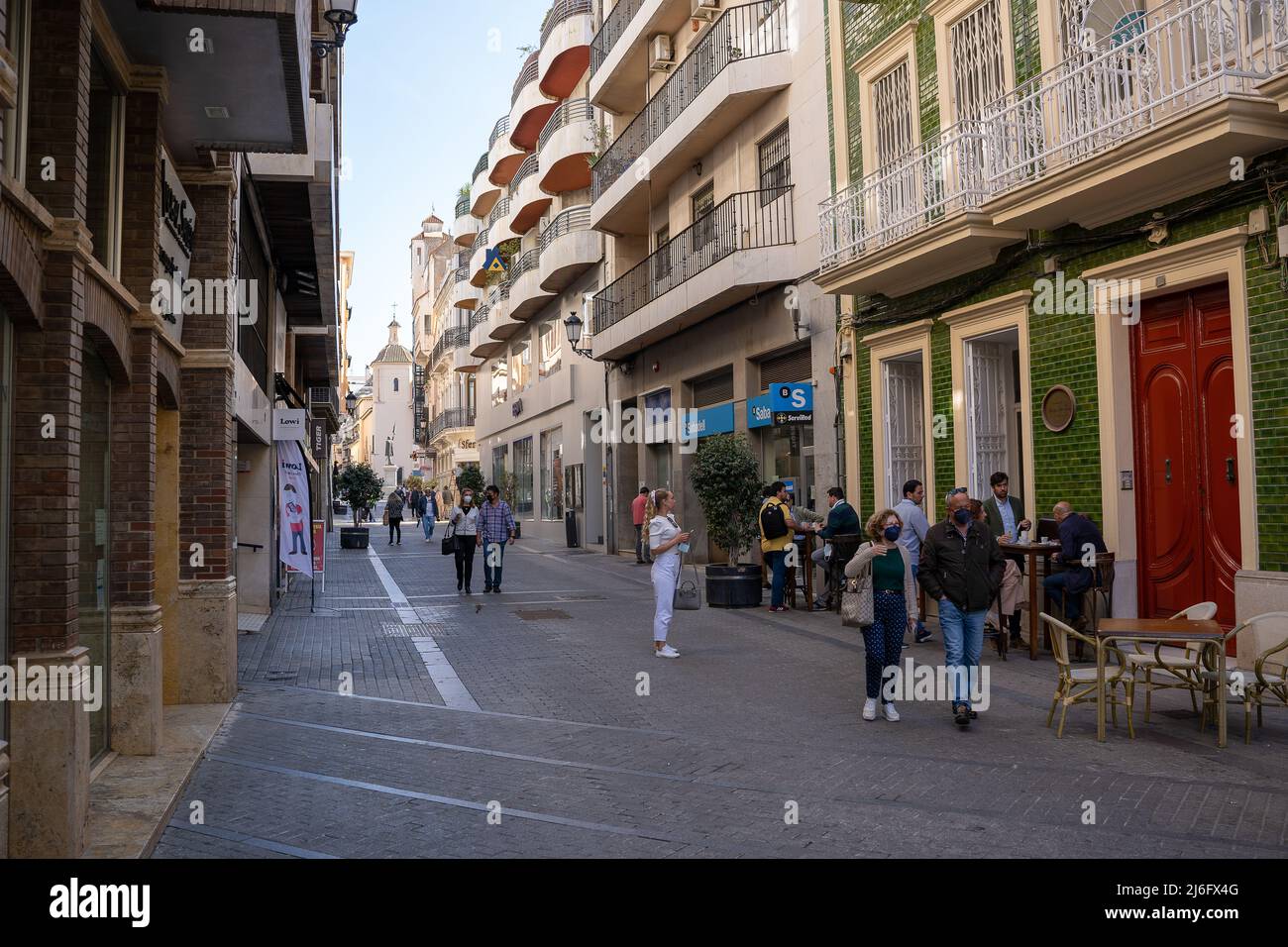 HUELVA, SPANIEN - 18. APRIL 2022: Eine der Straßen von der Altstadt von Huelva Stockfoto