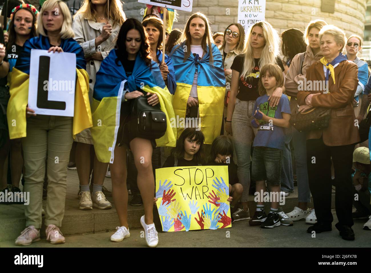 Barcelona, Spanien. 1. Mai 2022: Zwei Kinder nehmen mit ihrem Plakat an einem ukrainischen Protest vor der Basilika Sagrada Familia in Barcelona Teil, um einen Korridor für Zivilisten zu fordern, die in dem zerstörten Mariupol gefangen sind, während die russischen Angriffe weiterlaufen. Quelle: Matthias Oesterle/Alamy Live News Stockfoto