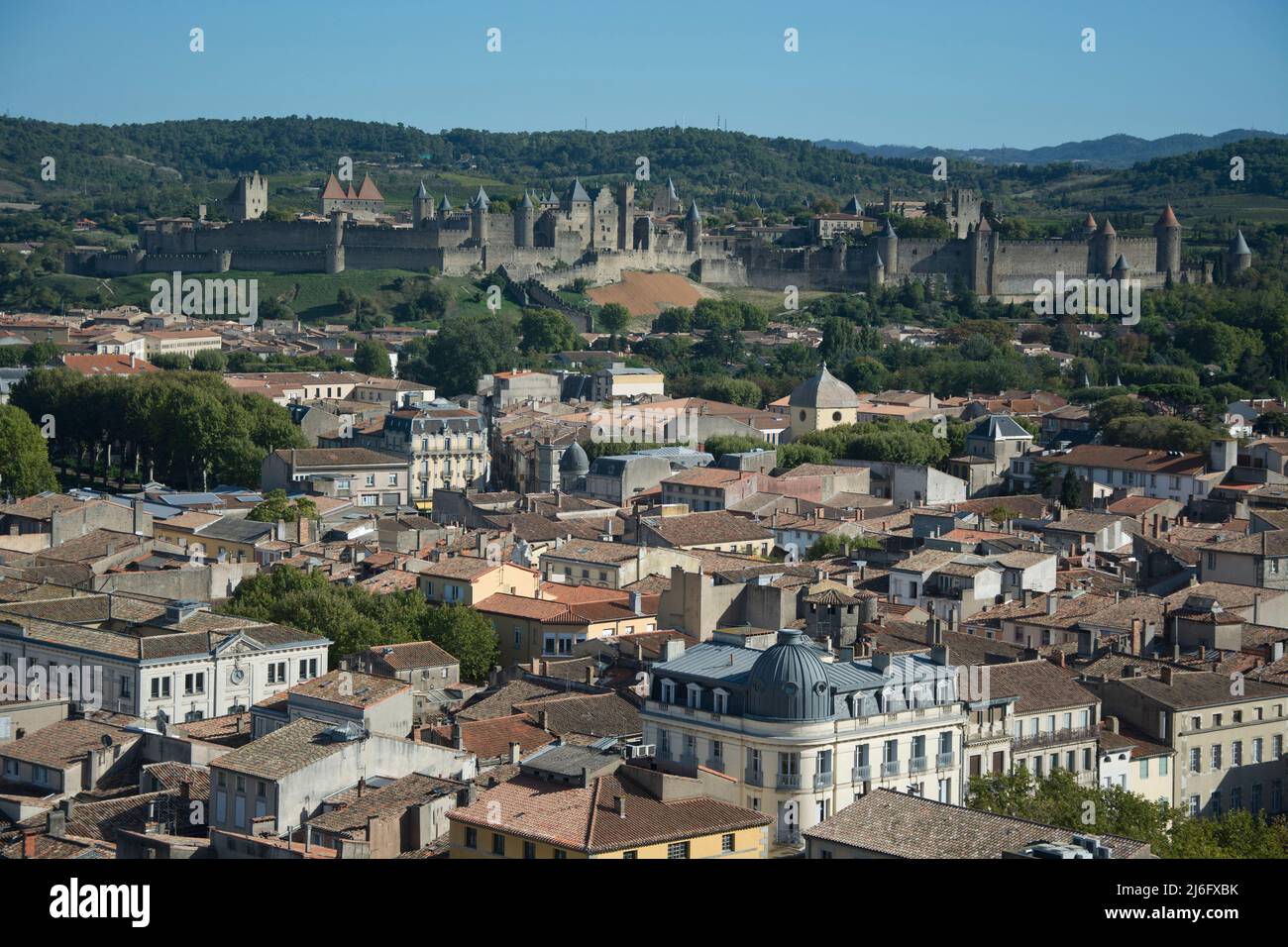 Faszinierender Blick vom Turm der Kirche Sanit-Vincent über die Altstadt auf die Festung von Carcassonne Stockfoto