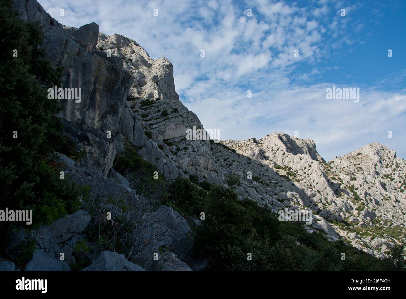 Die spektakuläre Montagne Sainte-Victoire, Kalksteingebirge im Süden Frankreichs in der Nähe von Aix-en-Provence Stockfoto
