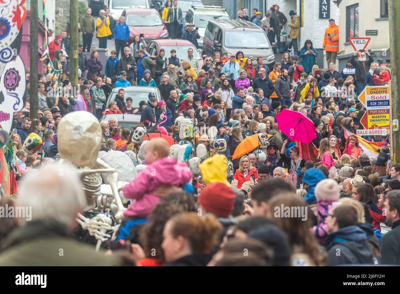 Ballydehob, West Cork, Irland. 1.. Mai 2022. Im Rahmen des Ballydebob Jazz Festivals 2022 fand heute Abend eine Bestattung im Stil von New Orleans statt. Tausende von Menschen packten die Ballydehob Straßen zum ersten Jazz Funeral seit 2019. Quelle: AG News/Alamy Live News. Stockfoto