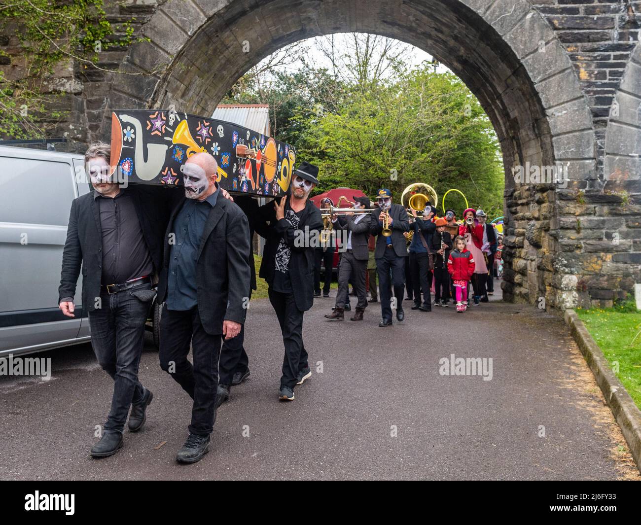 Ballydehob, West Cork, Irland. 1.. Mai 2022. Im Rahmen des Ballydebob Jazz Festivals 2022 fand heute Abend eine Bestattung im Stil von New Orleans statt. Tausende von Menschen packten die Ballydehob Straßen zum ersten Jazz Funeral seit 2019. Die Parade fand unter der berühmten Arch Bridge von 12 statt. Quelle: AG News/Alamy Live News. Stockfoto