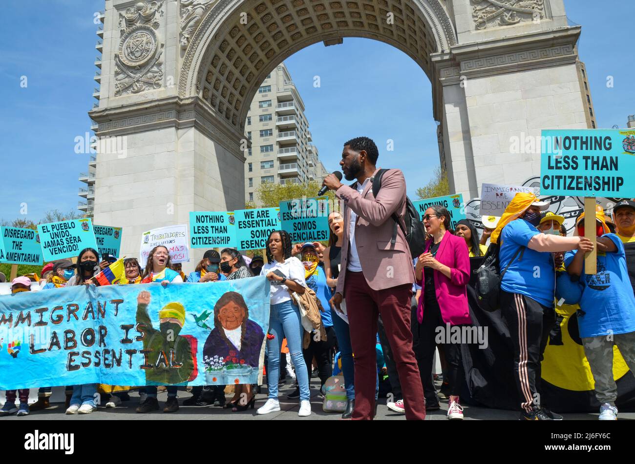 Die öffentliche Anwältin Jumaane D. Williams spricht am 1. Mai bei der Parade am Washington Square Park in New York City zur Unterstützung der eingewanderten Arbeitnehmer. Stockfoto