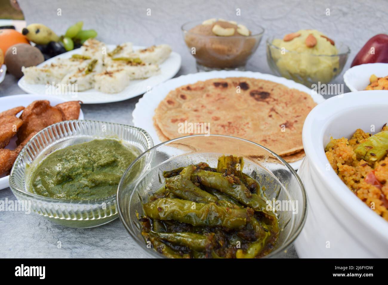 Indische Fastenteller. Viele hausgemachte Gerichte wie Rajgira sheera, Süßkartoffel halwa, dhokla, patatha, Chutney Stockfoto