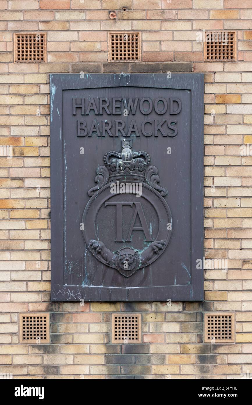Territorial Army (Army Reserve) Zeichen und Königskronenabzeichen in Harewood Barracks, Army Reserve Center Leeds, West Yorkshire, England, Großbritannien Stockfoto