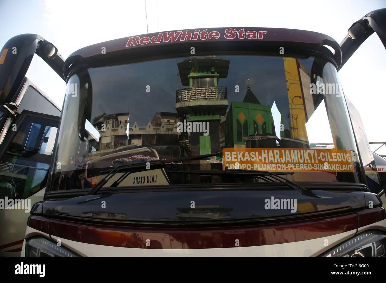 1. Mai 2022, Bekasi, West Java, Indonesien: Atmosphäre am Hauptbusbahnhof von Bekasi City, West Java, Indonesien. Heimkrautler, die am Busbahnhof ankommen, sind vor der D-1 Eid al-Fitr 2022 recht ruhig. Die Heimreise der Eid im Jahr 2022 wird erneut durchgeführt. Präsident Joko Widodo (Jokowi) hat der indonesischen Bevölkerung erlaubt, 2022 inmitten der Covid-19-Pandemie nach Eid zu gehen. Die diesjährige Eid-Heimkehr-Tradition ist die erste Heimkehr indonesischer Staatsbürger, nachdem die vergangenen 2 Jahre aufgrund der hohen Anzahl von Covid-19-Fällen verboten wurden. Diese Eid-Heimkehr-Genehmigung war begeistert Stockfoto