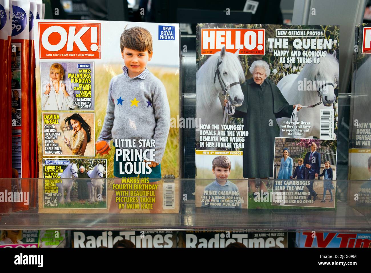 Royals auf der Titelseite der Zeitschriften OK und Hello in einem Zeitungsladen in London, England Stockfoto