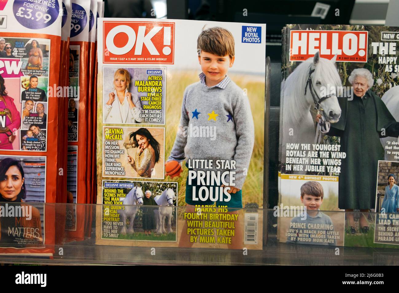 Royals auf der Titelseite der Zeitschriften OK und Hello in einem Zeitungsladen in London, England Stockfoto