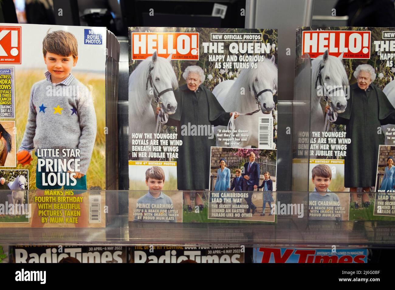 Royals auf der Titelseite der Zeitschriften OK und Hello in einem Zeitungsladen in London, England Stockfoto