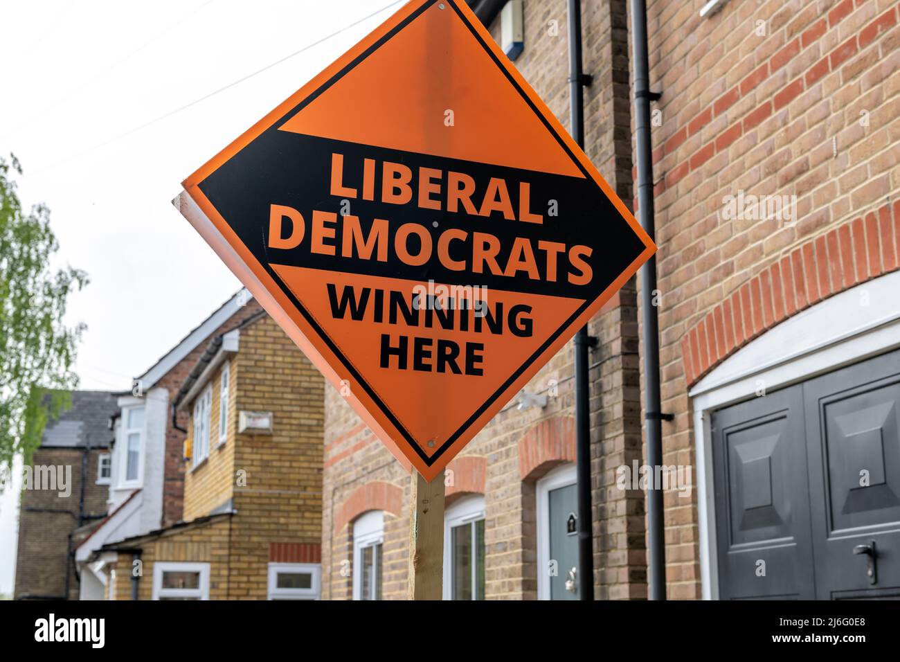London. UK-04.01.2022. Eine Liberaldemokraten unterschreiben ein Brett vor einem Haus, das sich für die kommenden Kommunalwahlen in England einsetzt. Stockfoto