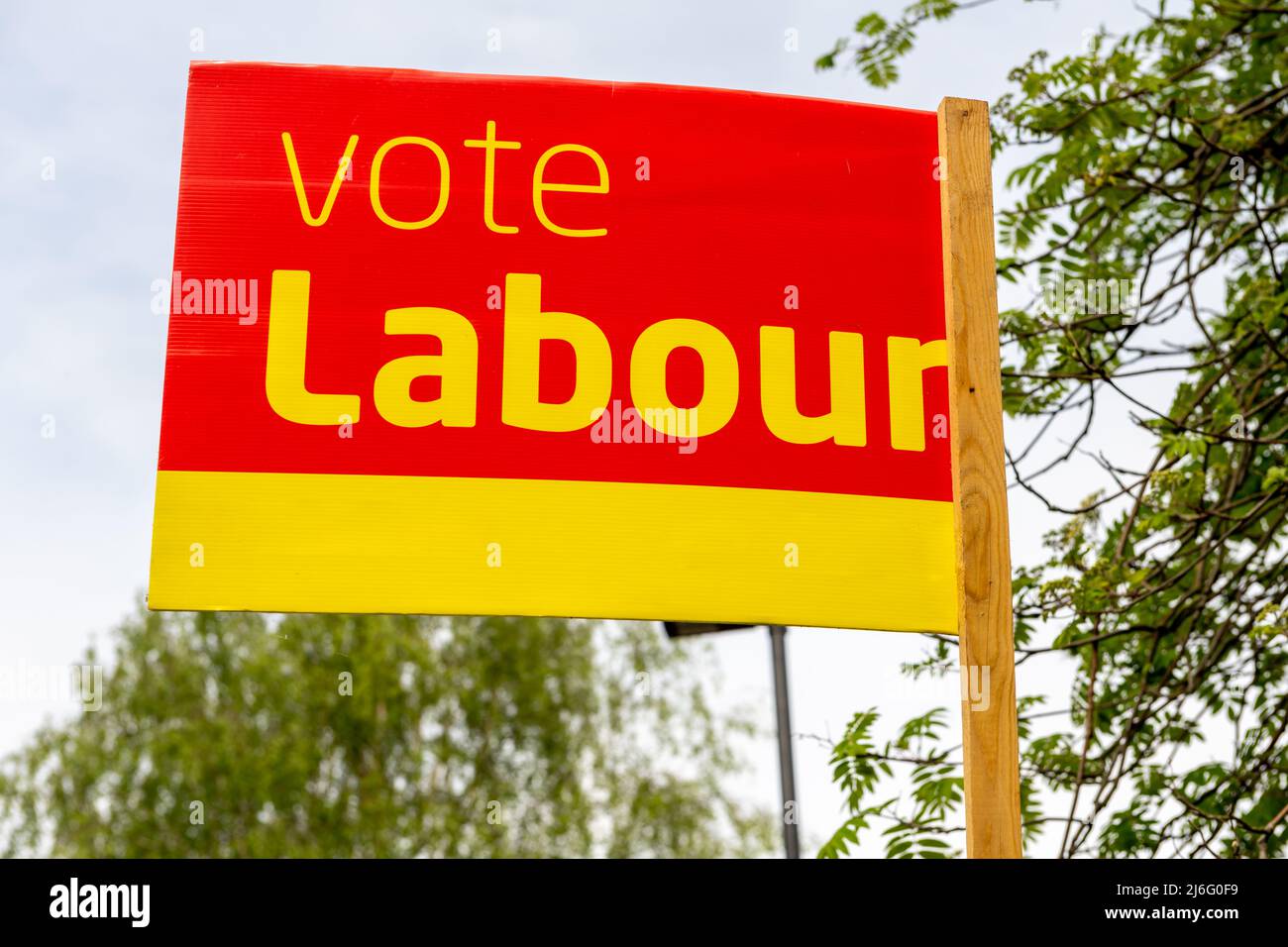 London. UK-o4.01.2022. Eine Stimme Labour-Schild vor einem Haus als Teil der politischen Kampagne bei den kommenden Kommunalwahlen in England. Stockfoto