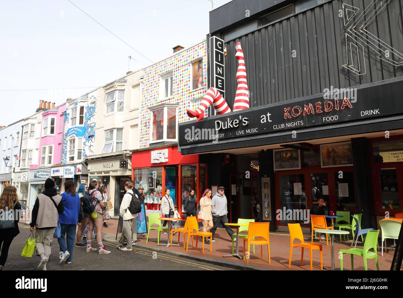 Frühlingssonne auf Duke's im Komedia-Kino in North Laine in Brighton, einem beliebten Viertel mit unkonventionelle Atmosphäre, in East Sussex, Großbritannien Stockfoto