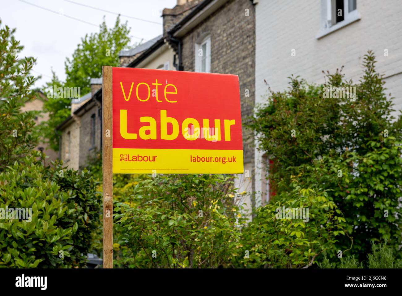 London. UK-o4.01.2022. Eine Stimme Labour-Schild vor einem Haus als Teil der politischen Kampagne bei den kommenden Kommunalwahlen in England. Stockfoto