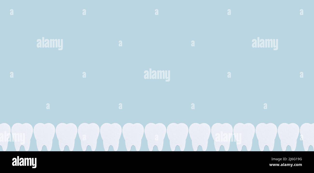 Banner mit Zähnebegrenzung auf blauem Hintergrund. Konzept der Mundhygiene, Zahnpflege und Stomatologie. Platz für Text. Hochwertige Fotos Stockfoto