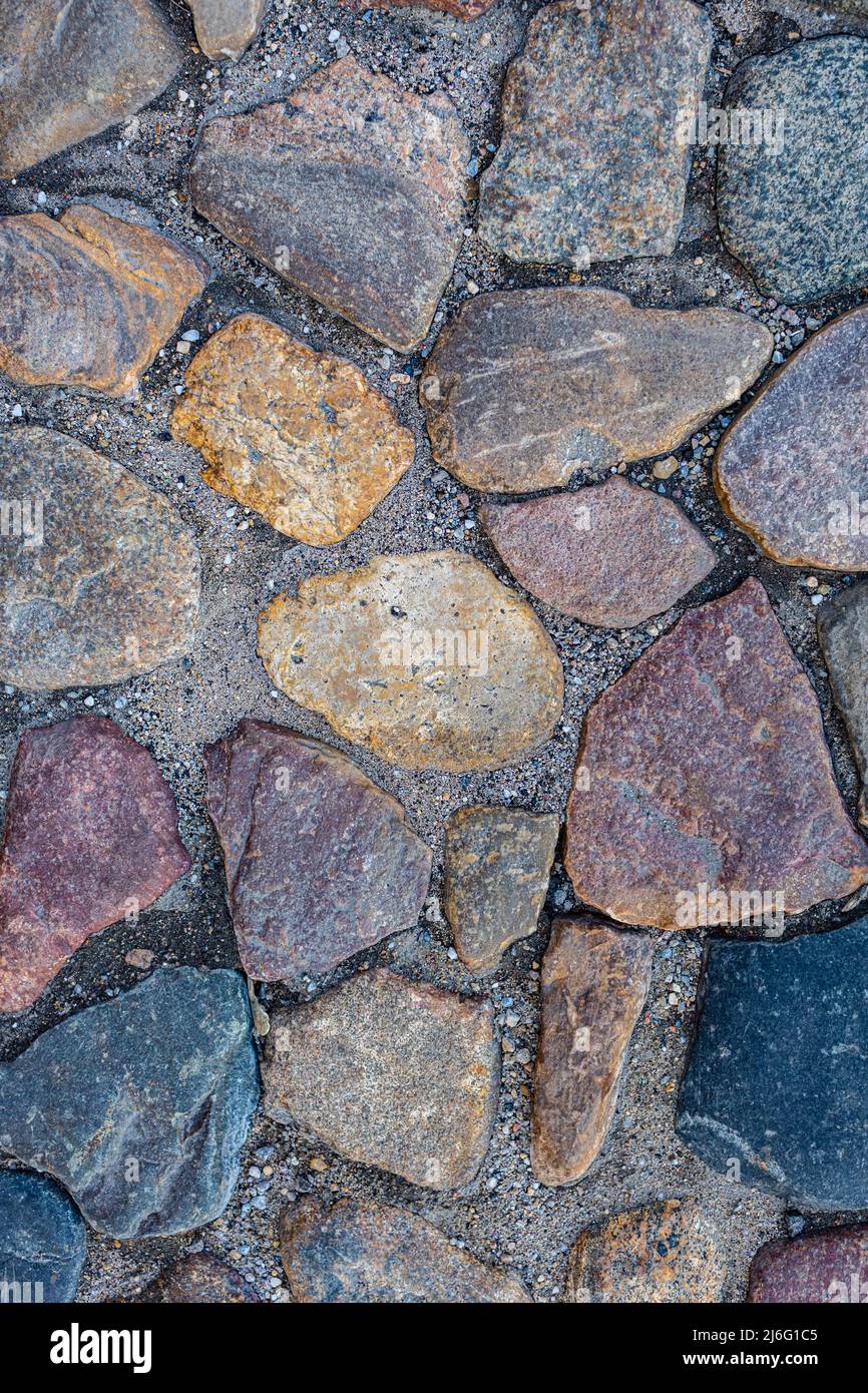 Vertikaler Hintergrund oder Textur in Form von Mauerwerk aus Steinen. Hochwertige Fotos Stockfoto