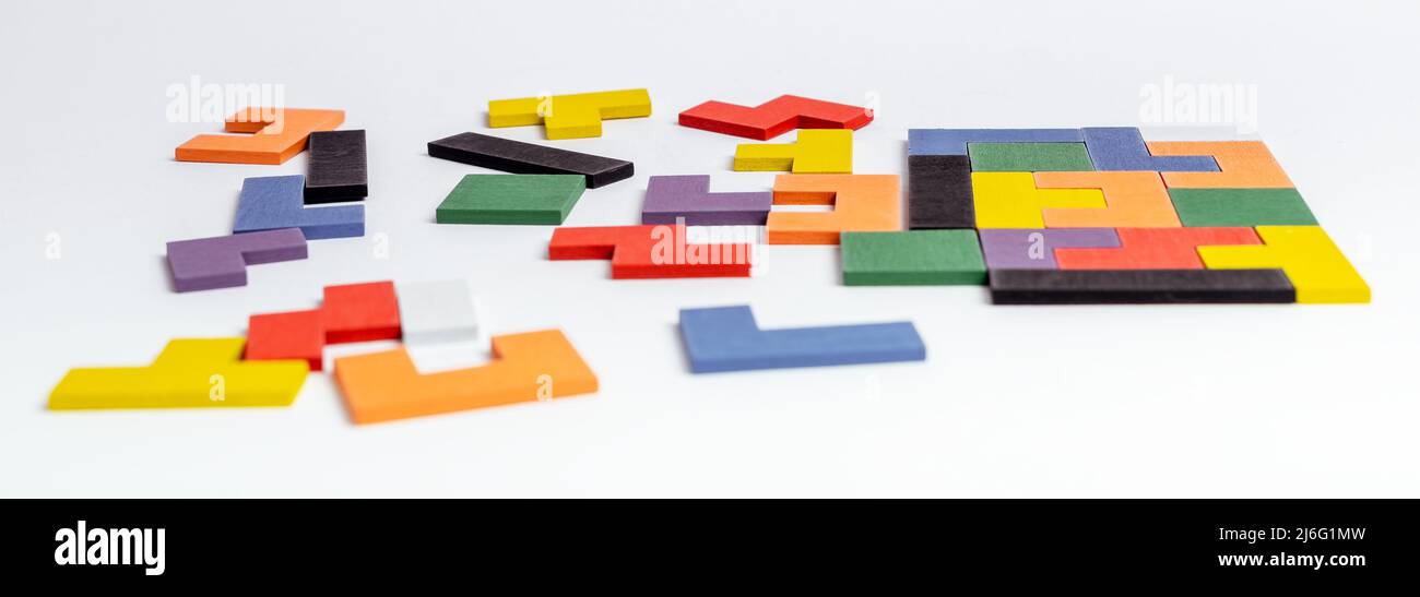 Tetris Puzzleteile zusammenfügen. Holzlogik Spiel für Kinder. Konzentrationsentwicklung, Gedächtnisbildung und Verbesserung der Problemlösung. Hochwertige Fotos Stockfoto